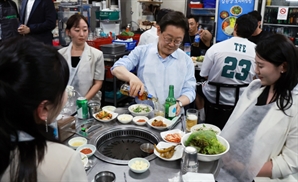 삼겹살 직접 굽고 ‘소맥’도 타준 李대통령…“소비 진작 위해 저부터 외식”