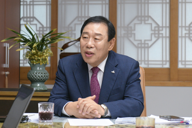 최민호 세종시장이 서울경제신문과 인터뷰하고 있다. 사진제공=세종시