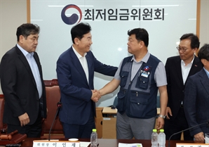 [사설] 17년 만에 최저임금 합의, 노동개혁 위한 대타협 마중물 돼야