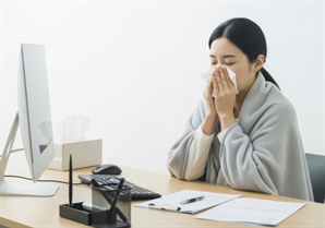 더위 피하려다 두통에 고열까지…여름철 '냉방병' 예방하려면 [헬시타임]