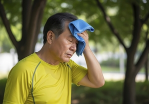 "사람 잡는 무더위" 온열질환자 하루 200명 응급실행…규칙적으로 물 마시고 낮 활동 피해야[헬시타임]