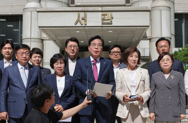 채상병 사건 수사방해 의혹을 수사하는 이명현 순직해병특검팀이 국민의힘 임종득 의원실을 압수수색 중인 11일 송언석 국민의힘 비상대책위원장 겸 원내대표를 비롯한 의원들이 서울 서초구 서울중앙지방법원을 항의 방문해 규탄대회를 열고 있다. 연합뉴스