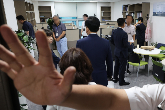 송언석 국민의힘 비대위원장 겸 원내대표가 11일 서울 여의도 국회 의원회관에서 해병 특검팀의 압수수색이 진행 중인 임종득 의원실로 들어가고 있다. 연합뉴스