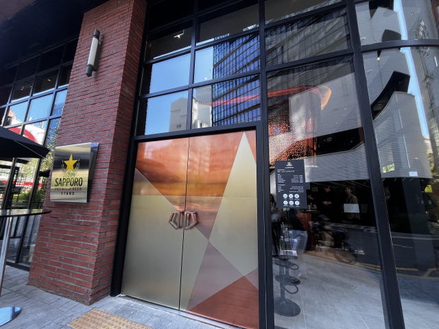 12일 서울 성동구 성수동에 삿포로 생맥주를 1년 내내 즐길 수 있는 '삿포로 프리미엄 비어 스탠드'가 문을 열었다. 노현영 기자