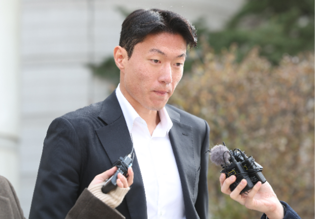 불법 촬영 혐의로 재판에 넘겨진 축구선수 황의조가 14일 서울 서초구 서울중앙지법에서 열린 1심에서 징역 1년에 집행유예 2년을 선고받은 뒤 법원을 나서고 있다. 연합뉴스