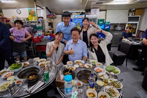 '삼겹살·소맥 외식' 李대통령 "골목 살아야 경제 산다…외식 동참해달라"