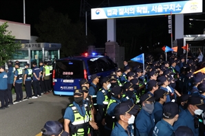 34도 땡볕인데…'尹 수감' 서울구치소서 지지자 450명 집회