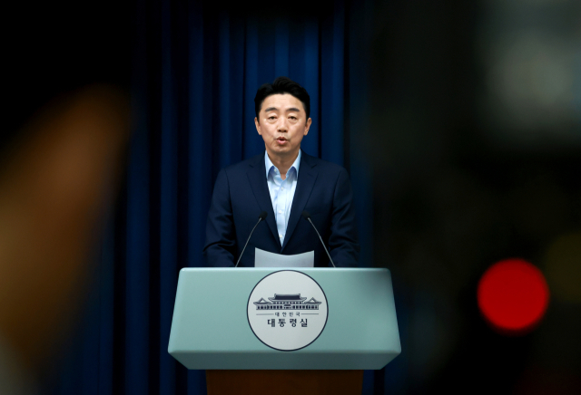 강훈식 대통령비서실장이 11일 서울 용산 대통령실 청사에서 이재명 대통령의 문화체육관광부 및 국토교통부 장관 인선을 발표하고 있다. 연합뉴스