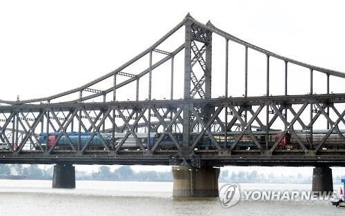 2015년 단둥에서 신의주로 넘어가는 북중 여객열차. 연합뉴스