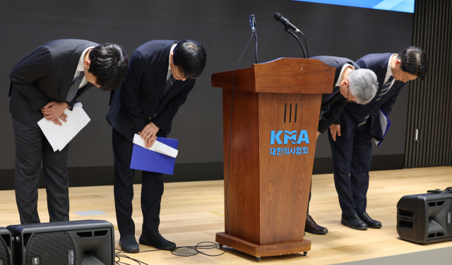 이선우(왼쪽부터) 대한의과대학·의학전문대학원학생회 비상대책위원장, 박주민 국회 보건복지위원장, 김택우 대한의사협회장, 김영호 국회 교육위원장이 12일 서울 용산구 의협회관에서 의과대학 교육 정상화를 위한 공동 성명서를 발표한 후 인사하고 있다. 뉴스1