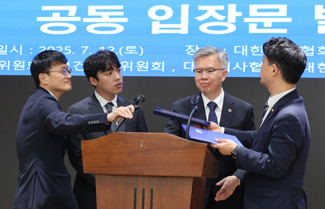 박주민(왼쪽) 국회 보건복지위원장, 이선우 대한의과대학·의학전문대학원학생회 비상대책위원장, 김택우 대한의사협회장, 김영호 국회 교육위원장이 12일 서울 용산구 의협 회관에서 의과대학 교육 정상화를 위한 공동 성명서를 발표 행사를 마무리한 후 대화하고 있다. 뉴스1