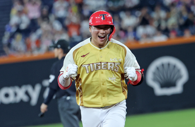 김태군이 12일 대전 한화생명 볼파크에서 열린 2025 신한 SOL뱅크 KBO 올스타전에서 8회 말 1점 홈런을 때려낸 뒤 세레머니를 하고 있다. 연합뉴스