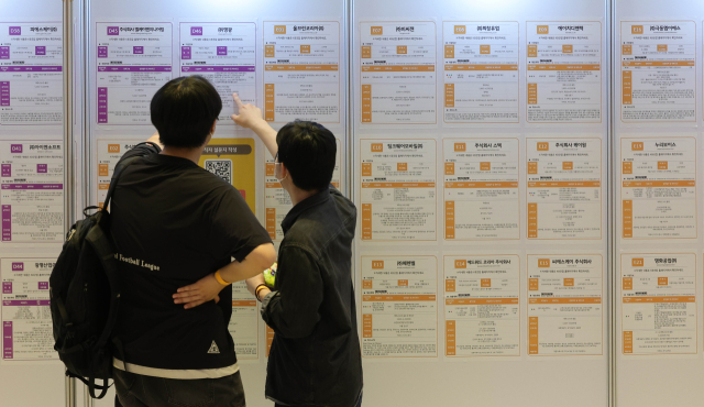 지난 5월 서울 강남구 코엑스에서 열린 '2025 제1차 KB굿잡 우수기업 취업박람회'에서 구직자들이 부스를 살펴보고 있다. 권욱 기자