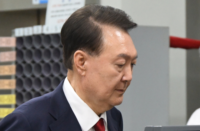 12.3 비상계엄 사태 관련 내란 혐의를 받는 윤석열 전 대통령이 지난 9일 서울 서초구 서울중앙지방법원에서 구속 전 피의자 심문(영장실질심사)을 마치고 법원을 나서고 있다. 연합뉴스