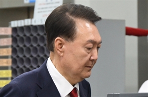 특검 14일 출석 통보…尹 건강 악화 호소에 응할지는 ‘미지수’[안현덕의 LawStory]