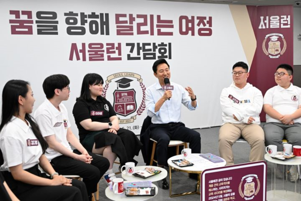 오세훈 서울시장이 지난 4월 '서울런 학생 초청 간담회'에 참석해 학생, 학부모, 멘토와 서울런 이용 경험담을 나누고 있다. 서울시