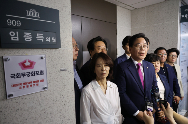 채상병 사건 수사방해 의혹을 수사하는 이명현 순직해병 특검팀이 이달 11일 서울 여의도 국회 의원회관 내 임종득 국민의힘 의원실을 압수수색하고 있는 가운데 송언석(앞줄 왼쪽 두번째) 국민의힘 비상대책위원장 겸 원내대표가 입장을 밝히고 있다. 연합뉴스