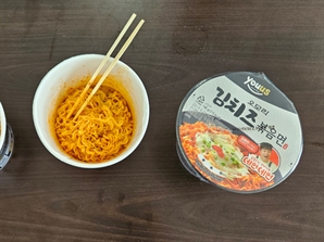 1억개 팔린 '이것', 볶음면으로 나왔다…먹어보니 "생각보다 매워요" [신상 언박싱]