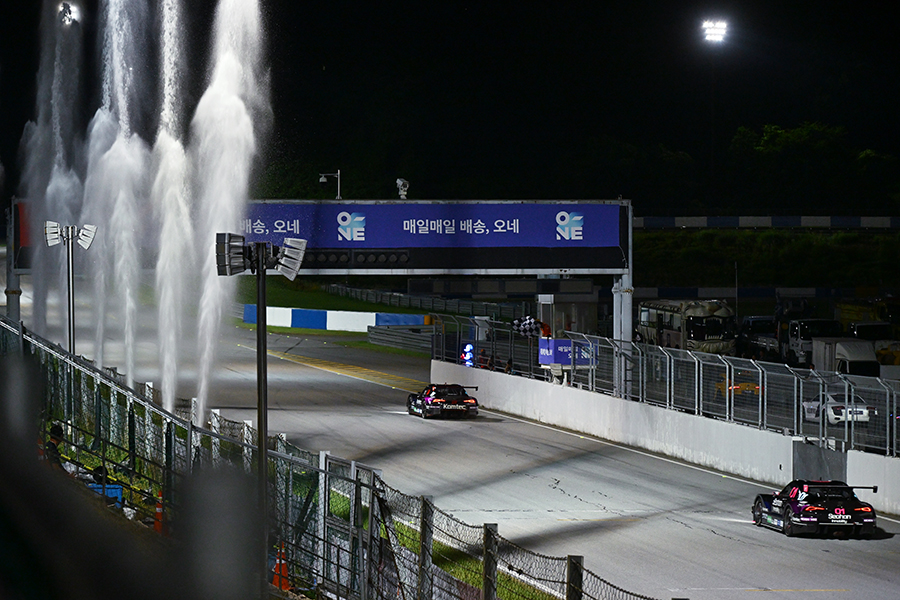 37랩을 완주하며 체커를 받는 정의철. 사진: 김학수 기자