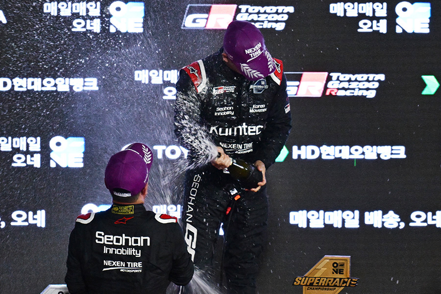 샴페인 세레머니를 하고 있는 정의철과 장현진. 사진: 김학수 기자