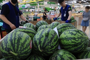 폭염에 밥상 물가 ‘들썩’…배추·수박 1주새 20% 뛰었다