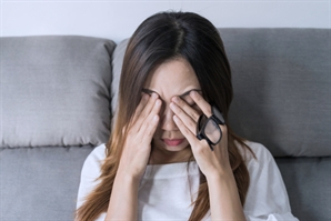 "거울 보다가 깜짝 놀랐다면?"…'이것' 부족일 수 있다는데, 의사 경고보니