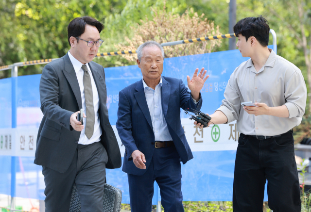 조성옥 전 삼부토건 회장이 지난 10일 피의자 신분으로 김건희 특검 조사를 받기 위해 서울 종로구 KT광화문빌딩 웨스트에 마련된 특검 사무실에 출석하고 있다. 연합뉴스