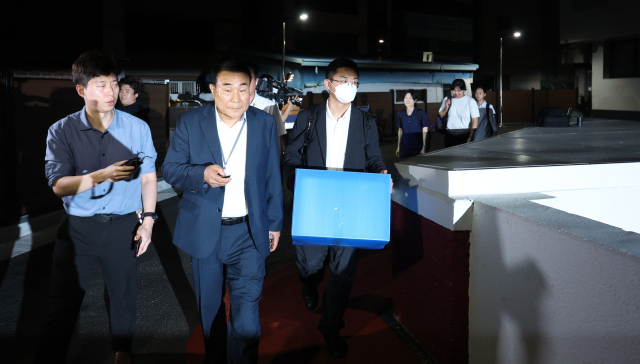 윤석열 전 대통령 배우자 김건희 여사를 둘러싼 각종 의혹을 수사하는 민중기 특별검사팀이 지난 3일 서울 종로구 삼부토건이 입주한 빌딩에서 압수수색을 마친 뒤 압수품을 들고 이동하고 있다. 연합뉴스