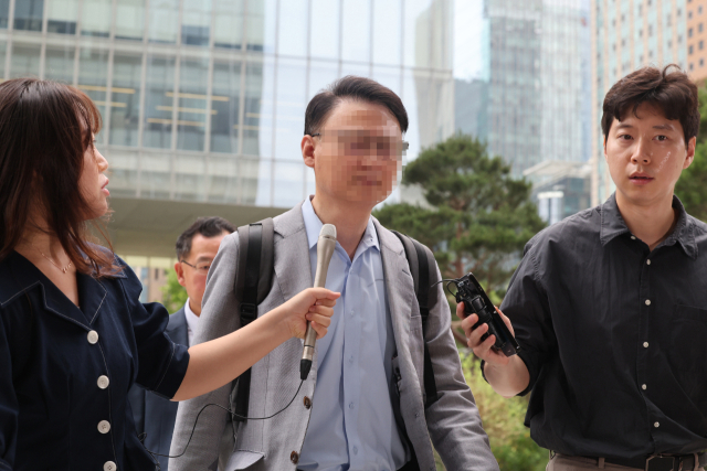 자본시장법상 부정거래행위 등 혐의를 받는 웰바이오텍 전 대표 구모씨가 13일 윤석열 전 대통령 배우자 김건희 여사와 관련한 의혹들을 수사하는 민중기 특별검사팀 사무실이 마련된 서울 종로구 KT광화문빌딩으로 출석하고 있다. 연합뉴스