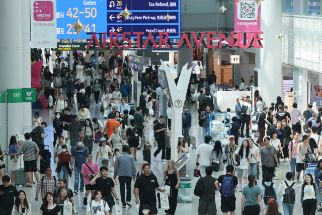 이달 6일 인천국제공항 1터미널이 출·입국을 위해 방문한 여행객들로 붐비고 있다.사진=연합뉴스