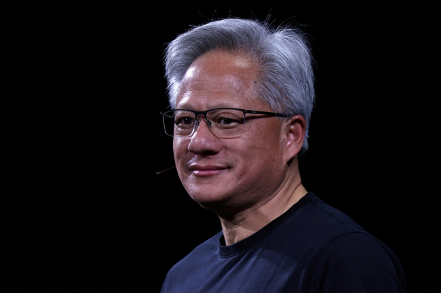 젠슨 황 엔비디아 최고경영자(CEO)가 지난달 프랑스 파리에서 개최된 한 테크 행사에 참석해 연설 순서를 기다리고 있다. 로이터연합뉴스