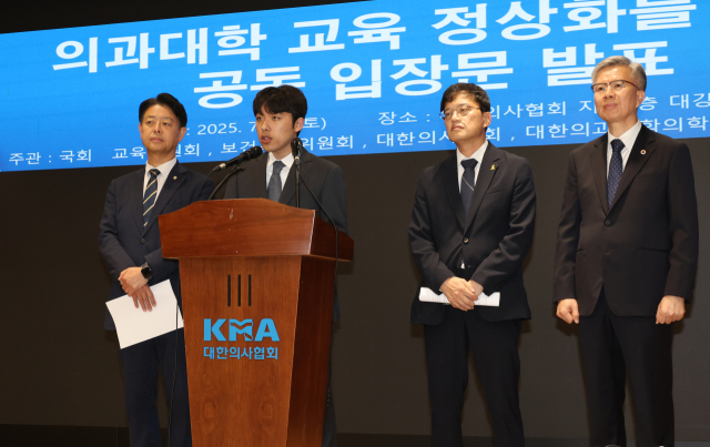 12일 서울 용산구 대한의사협회에서 이선우 대한의과대학·의학전문대학원학생협회 비대위원장이 국회 교육위원회, 보건복지위원회, 대한의사협회와 함께 '의과대학 교육 정상화를 위한 공동 입장문' 발표에 앞서 발언을 하고 있다. 김영호(왼쪽부터) 국회 교육위원장, 이선우 비대위원장, 김택우 대한의사협회장, 박주민 보건복지위원장. 연합뉴스