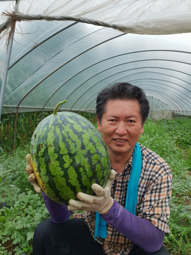 정청래 더불어민주당 의원이 13일 과거 자신이 직접 수확한 수박을 들어 보이고 있다. 정 의원 페이스북 캡처