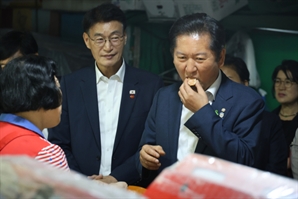 정청래 "李 생각 제일 잘 알아" vs  박찬대 "李 당선증 내게 있어"