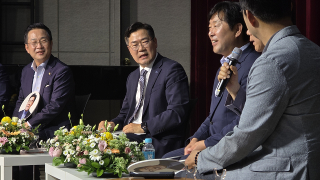 박찬대 더불어민주당 당대표 후보가 12일 충남 천안시 서북구 나사렛대 패치홀에서 열린 '더불어민주당 당대표 후보 게릴라 토크콘서트'에서 당원들의 의견을 경청하고 있다. 뉴스1