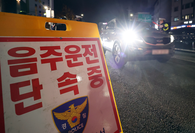 경찰이 도로에서 연말연시 음주·약물 운전 특별단속을 하고 있다. 뉴스1