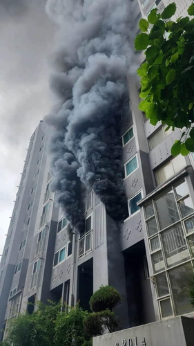 13일 부산의 한 아파트에서 불이나 검은 연기가 솟구치고 있다. 부산=연합뉴스