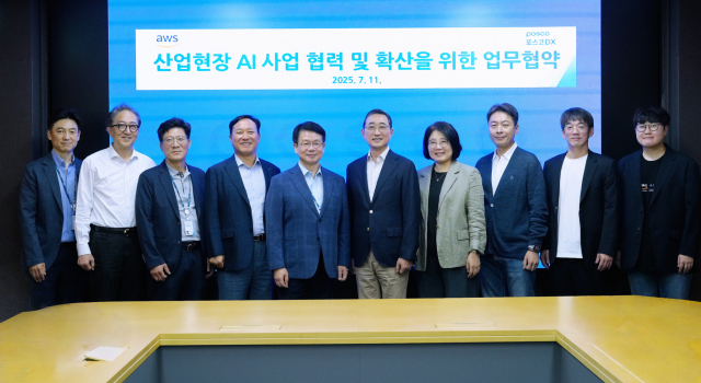 심민석(왼쪽 다섯번째) 포스코DX 대표이사 사장이 11일 경기 성남 판교사옥에서 함기호(〃 여섯번째) AWS코리아 대표와 함께 업무 협약을 맺은 뒤 기념 촬영을 하고 있다. 사진 제공=포스코DX