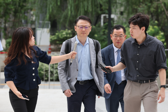자본시장법상 부정거래행위 등 혐의를 받는 웰바이오텍 전 대표 구모씨가 13일 윤석열 전 대통령 배우자 김건희 여사와 관련한 의혹들을 수사하는 민중기 특별검사팀 사무실이 마련된 서울 종로구 KT광화문빌딩으로 출석하고 있다. 연합뉴스