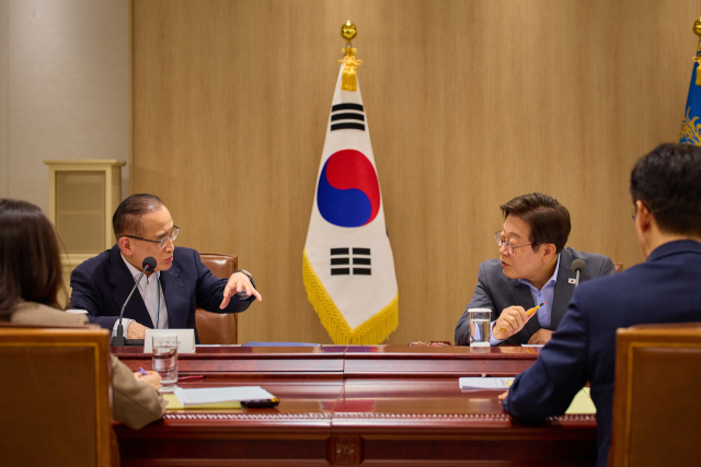 李대통령, 4개국 특사단 파견…EU 윤여준·프랑스 강금실 단장