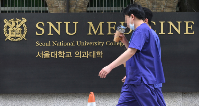 윤석열 정부의 ‘의대 정원 2000명 증원’에 반발해 집단 휴학했던 의대생들이 학교에 복귀하겠다고 선언했다. 의사들이 13일 서울 종로구 서울대 의과대학에서 병원으로 발걸음을 옮기고 있다. 오승현 기자