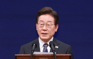 李대통령 “민주주의 힘 의심되면 고개 들어 대한민국을 보라”