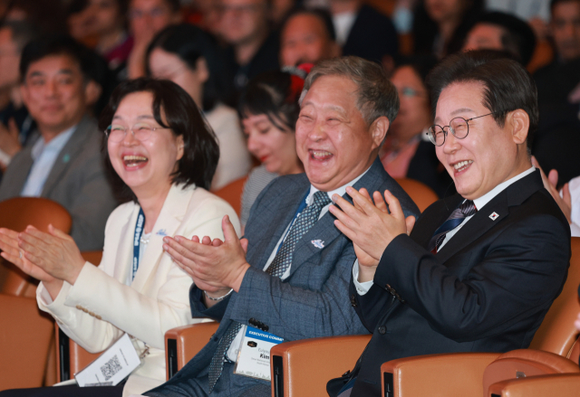 이재명 대통령이 13일 서울 삼성동 코엑스에서 열린 2025 세계정치학회(IPSA) 서울총회 개막식에 참석해 박수치고 있다. 연합뉴스