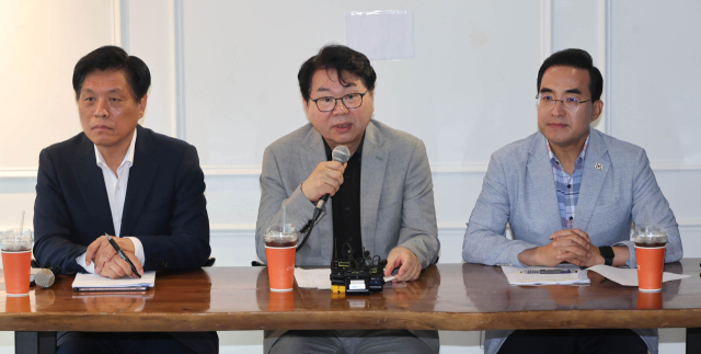 이한주(가운데) 국정기획위원장이 13일 서울 종로구의 한 카페에서 열린 기자 간담회에서 발언하고 있다. 연합뉴스