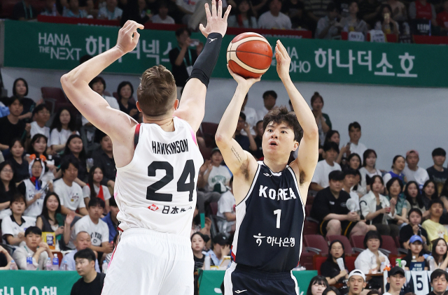 한국 농구 대표팀의 이현중(오른쪽)이 13일 경기 안양의 정관장아레나에서 열린 2025 남자농구 국가대표 평가전 일본과의 경기에서 슛을 날리고 있다. 연합뉴스