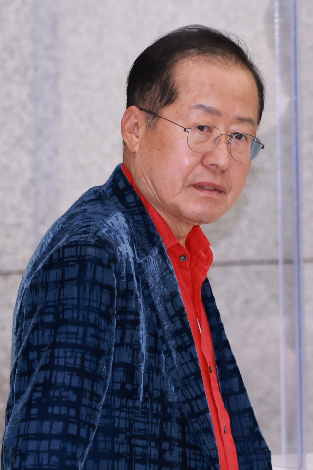 홍준표 전 대구시장이 17일 인천국제공항 제1여객터미널을 통해 귀국하고 있다. 홍 전 시장은 지난 4월 국민의힘 대선 후보 경선에서 패배한 뒤 탈당하고 미국 하와이에 머물렀다. 2025.6.17. 연합뉴스