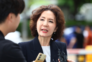 이진숙 교육부 장관 후보자가 지난달 30일 인사청문회 준비 사무실로 출근하며 취재진의 질문에 답하고 있다. 연합뉴스