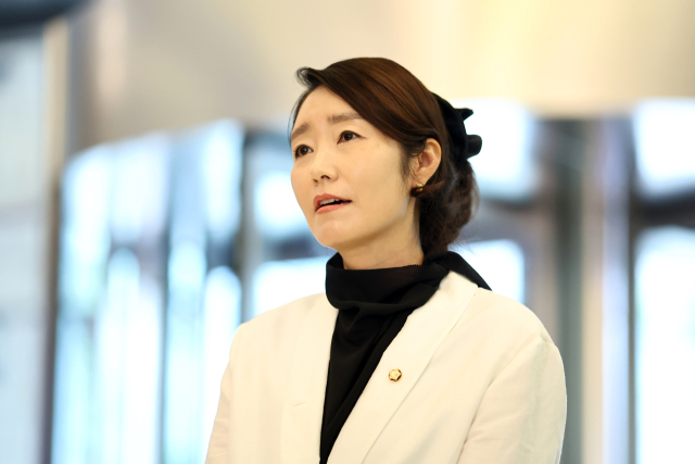 강선우 여성가족부 장관 후보자가 지난달 26일 인사청문회 준비 사무실이 마련된 서울 이마빌딩으로 들어서며 소감을 밝히고 있다. 연합뉴스