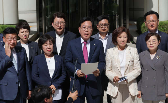 채상병 사건 수사방해 의혹을 수사하는 이명현 순직해병특검팀이 임종득 국민의힘 의원실을 압수수색한 이달 11일 송언석 국민의힘 비상대책위원장 겸 원내대표가 서울 서초구 서울중앙지방법원을 항의 방문해 발언하고 있다. 연합뉴스