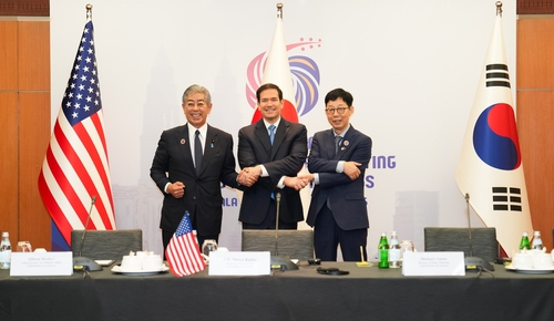 박윤주 외교부 제1차관(오른쪽)이 11일(현지시간) 말레이시아 쿠알라룸푸르에서 열린 한미일 외교장관 회의에 앞서 이와야 다케시 외무상, 마코 루비오 미 국무장관과 기념촬영하고 있다. 사진=외교부 제공